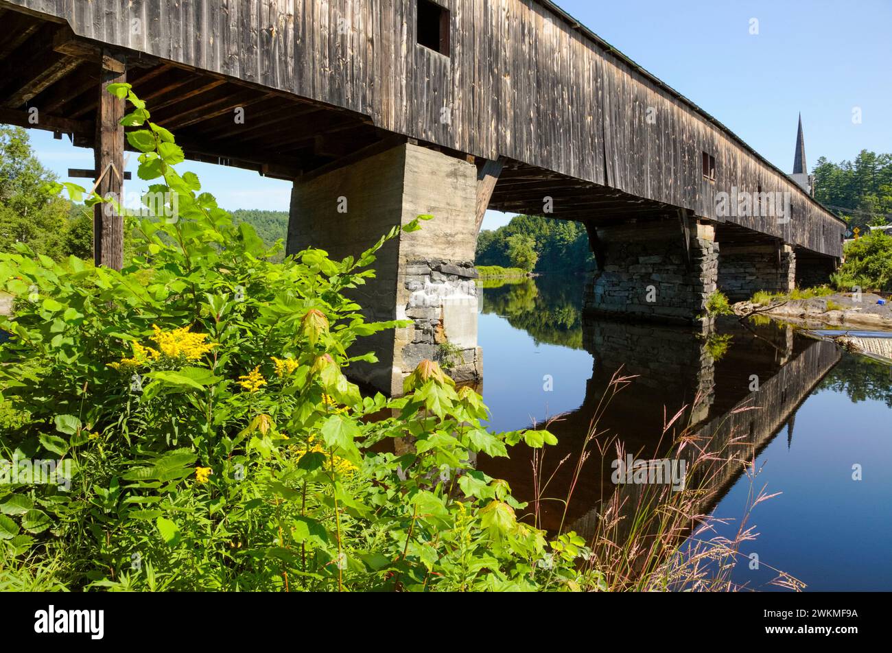 Die Bath Covered Bridge in Bath, New Hampshire. Diese historische überdachte Brücke überquert den Ammonoosuc River. Stockfoto