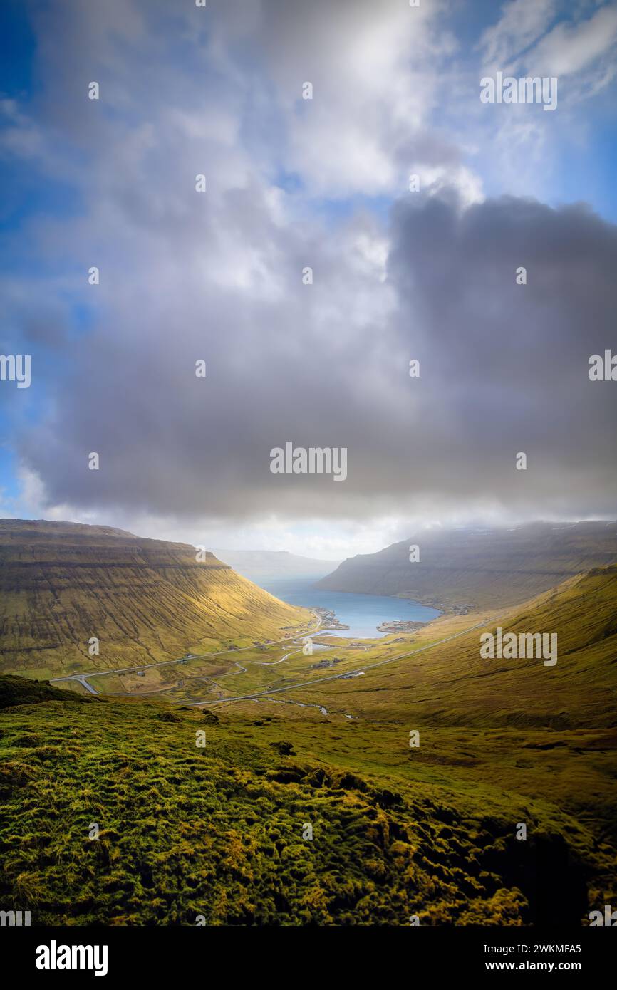 Ein typischer Blick auf die dramatische Landschaft der Färöer-Inseln. Stockfoto