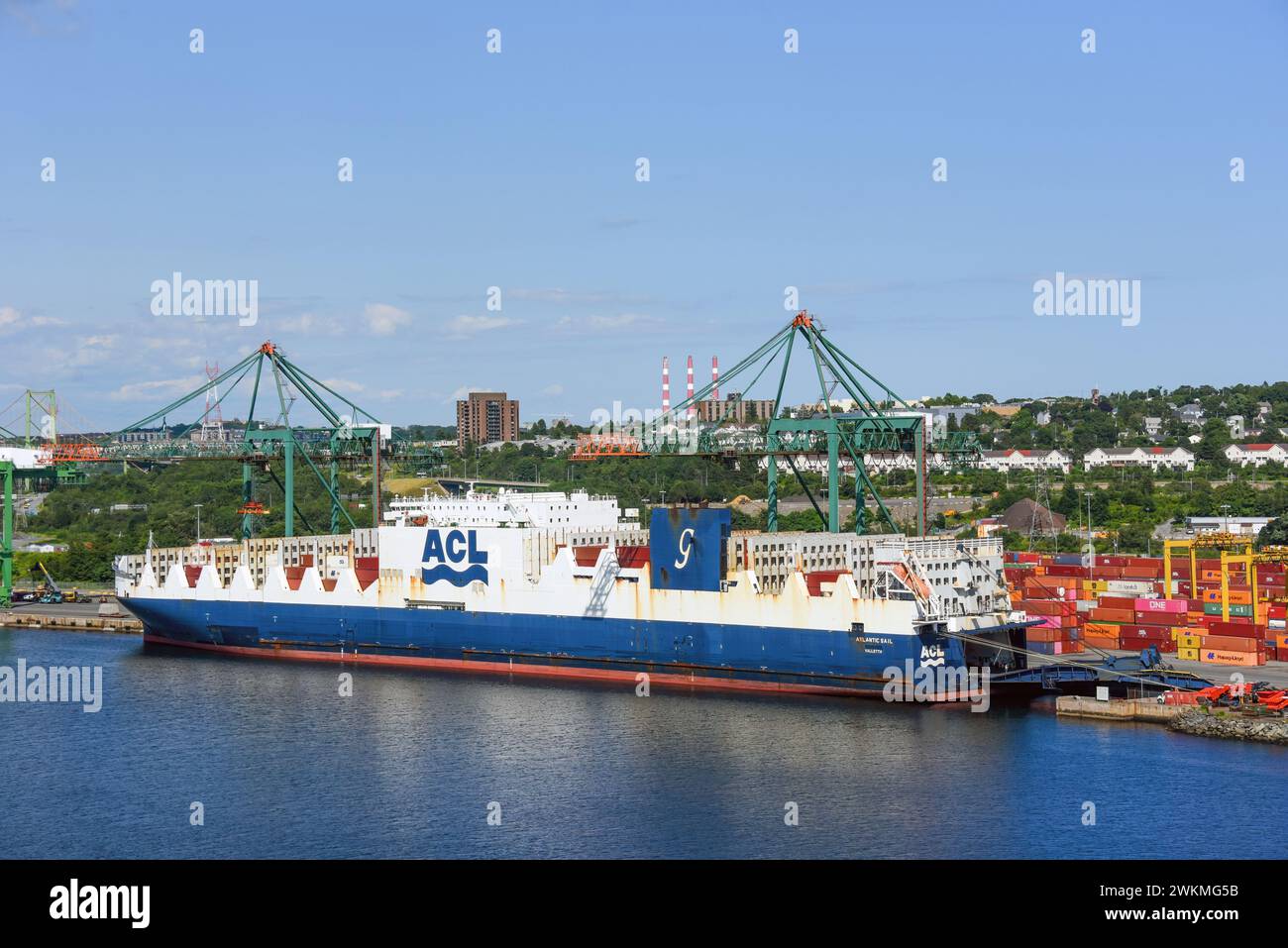Halifax, Kanada - 31. Juli 2023: Das ACL Atlantic Sail Containerschiff aus Malta dockte am Fairview Cove Container Terminal in The Bedfor an Stockfoto