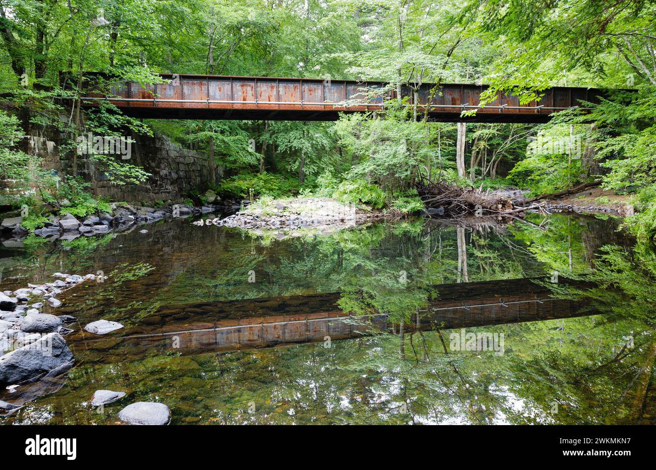 Alte Brücke entlang des Rockingham Recreational Rail Trail in der Nähe der Folsom Conservation Area in Epping, New Hampshire. Stockfoto
