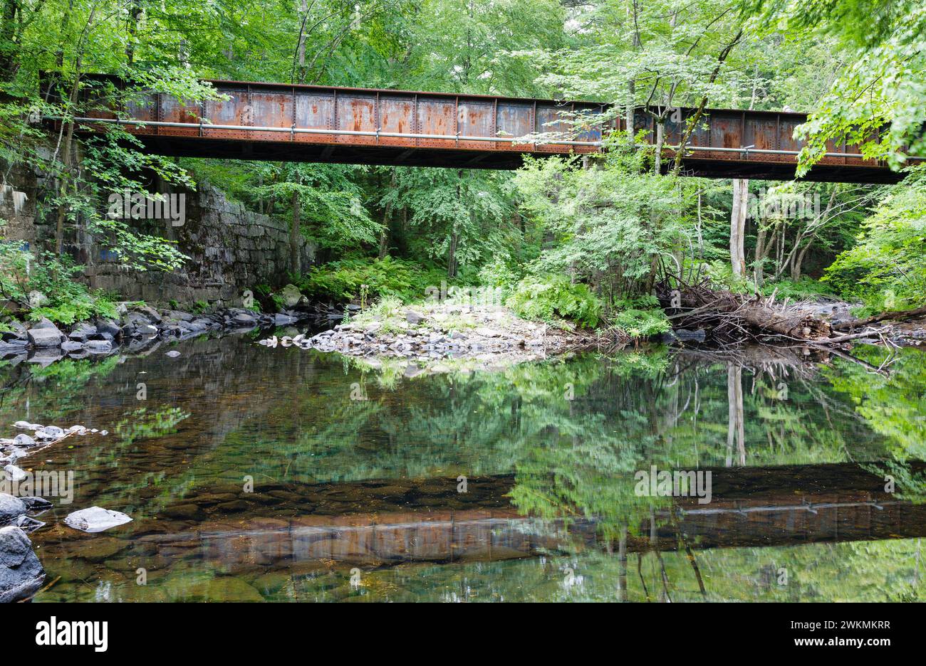 Alte Brücke entlang des Rockingham Recreational Rail Trail in der Nähe der Folsom Conservation Area in Epping, New Hampshire. Stockfoto