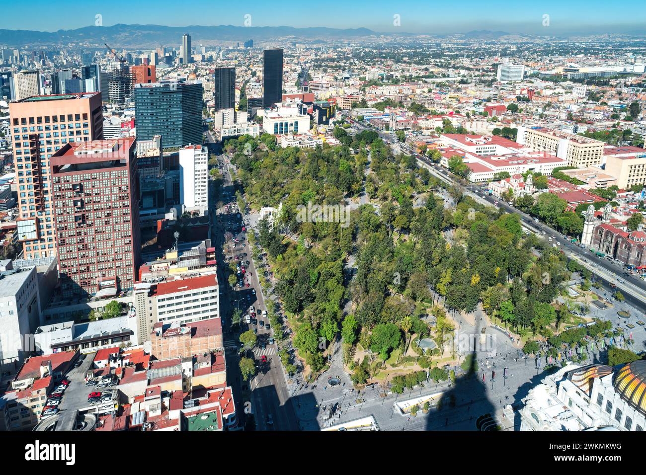 Alameda Central Park-Bereich in der Innenstadt von Mexiko-Stadt, Mexiko vom Torre Latinoamericana aus gesehen. Stockfoto