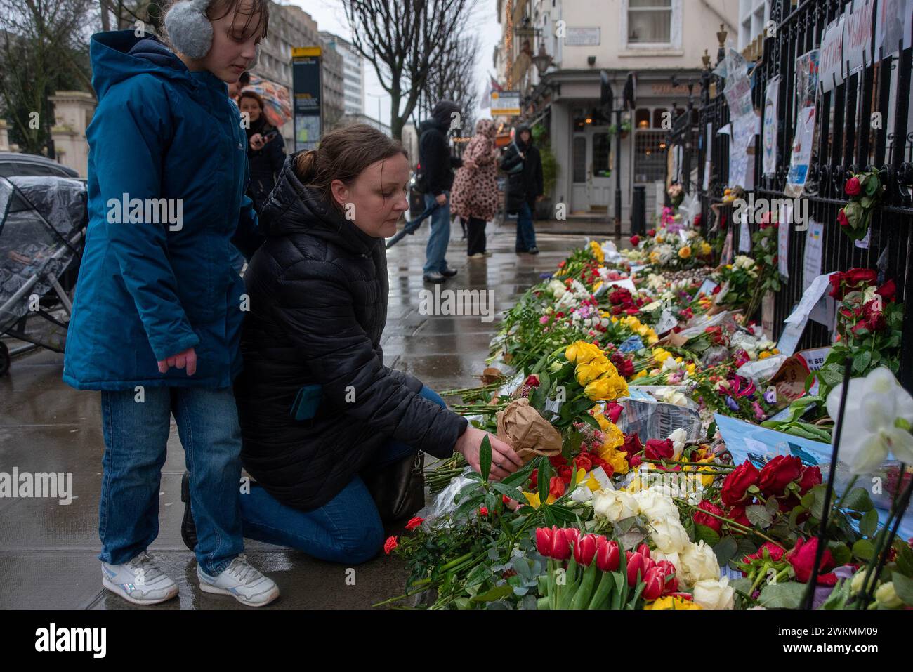 Ein Trauer hinterlässt einen Blumenstrauß aus gelber Rose als Hommage an Nawalny vor dem Boris Nemstov Place gegenüber der russischen Botschaft in London. Alexej Nawalny, 47 Jahre alt, starb am 16. Februar 2024 in der arktischen Strafkolonie nach seinem Morgenspaziergang nach der offiziellen russischen Version. Er war ein heftiger Gegner des russischen Präsidenten Wladimir Putin. Seit Nawalnys Tod haben die Trauernden ihm vor der russischen Botschaft in London eine florale Ehrung geschenkt. Stockfoto