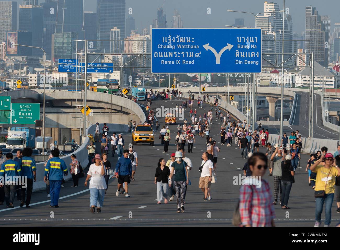 Bangkok, Thailand. Februar 2024. Die Leute laufen herum und bewundern und machen ein Souvenir-Foto mit der „Parallelbrücke zur Rama 9 Brücke“ Thailands erster Parallelbrücke über den Chao Phraya Fluss in Bangkok. Die Expressway Authority of Thailand (EXAT) ist für Fahrzeuge geöffnet, die den Service in Kürze nutzen. (Foto: Teera Noisakran/Pacific Press/SIPA USA) Credit: SIPA USA/Alamy Live News Stockfoto