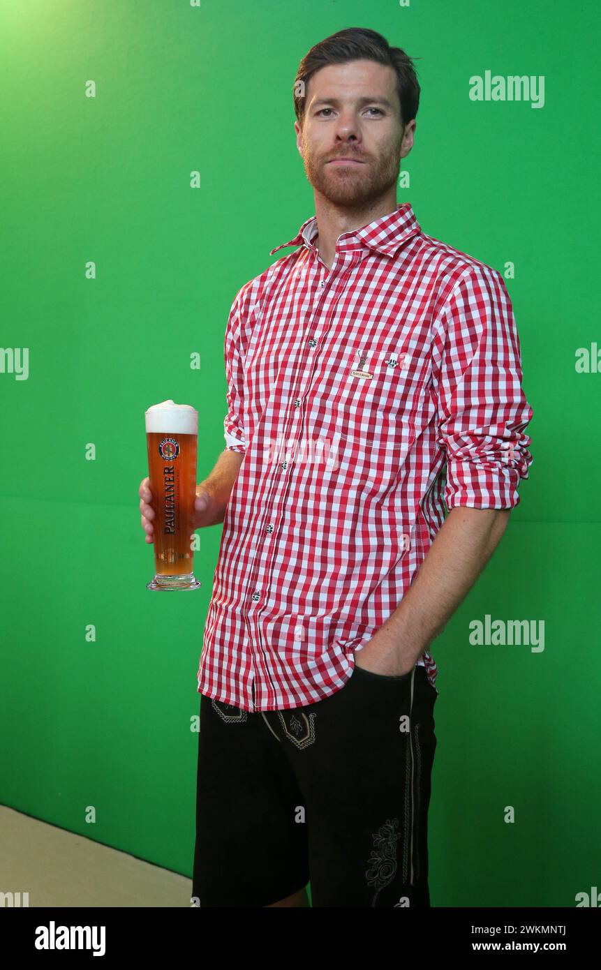 Xavi Alonso beim traditionellen Trachten-Shooting von Paulaner prŠsentierte sich der Double-Gewinner mit sechs Weltmeistern in seinen Reihen ganz von seiner bayerischen Seite. Die Stars des FC Bayern MŸnchen hatten am Sonntagmittag sichtlich SpaA.daran, die Trainingskleidung gegen Lederhose und Haferlschuh' einzutauschen © diebilderwelt / Alamy Stock Stockfoto