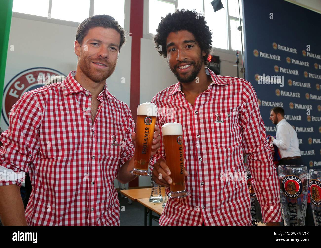 Xavi Alonso Dante FC Bayern MŸnchen beim traditionellen Trachten-Shooting von Paulaner prŠsentierte sich der Double-Gewinner mit sechs Weltmeistern in seinen Reihen ganz von seiner bayerischen Seite. Die Stars des FC Bayern MŸnchen hatten am Sonntagmittag sichtlich SpaA.daran, die Trainingskleidung gegen Lederhose und Haferlschuh' einzutauschen © diebilderwelt / Alamy Stock Stockfoto