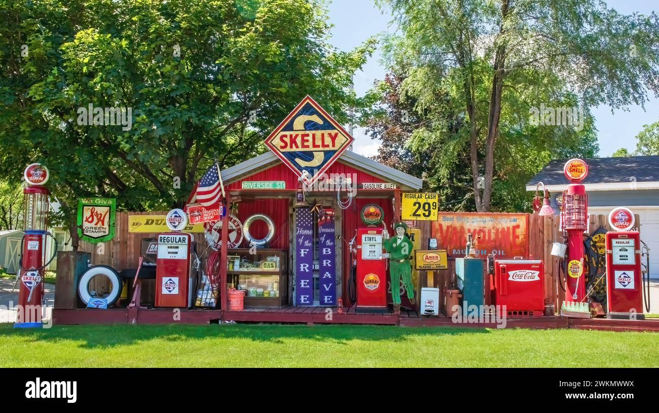 Vintage Skelly-Erinnerungsstücke und andere antike Objekte auf einem Hof an einem Sommertag in der städtischen St. Cloud, Minnesota, USA. Stockfoto