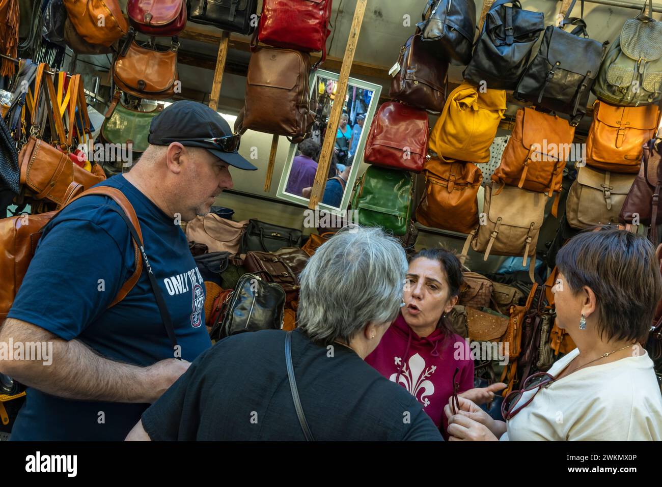 Auf dem Ledermarkt San Lorenzo, einem Markt im Freien, der mit feinen Lederwaren aus Florenz gesäumt ist, feilschen Sie um die Preise Stockfoto