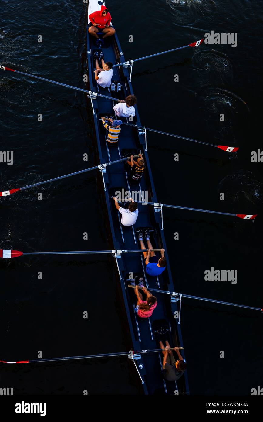 Der Fluss Arno fließt über 150 km und ist vor allem für die Ponte Vecchio bekannt, eine prächtige Brücke aus dem Mittelalter, die als Archit gilt Stockfoto