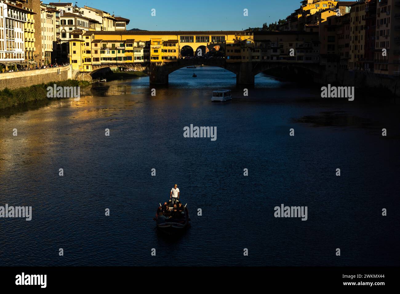 Der Fluss Arno fließt über 150 km und ist vor allem für die Ponte Vecchio bekannt, eine prächtige Brücke aus dem Mittelalter, die als Archit gilt Stockfoto