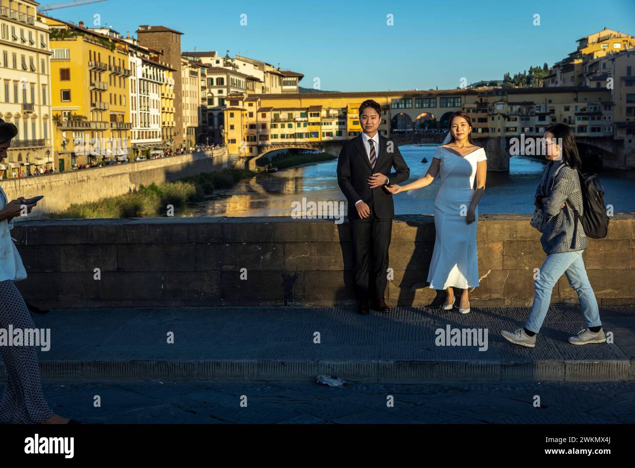 Der Fluss Arno fließt über 150 km und ist vor allem für die Ponte Vecchio bekannt, eine prächtige Brücke aus dem Mittelalter, die als Archit gilt Stockfoto