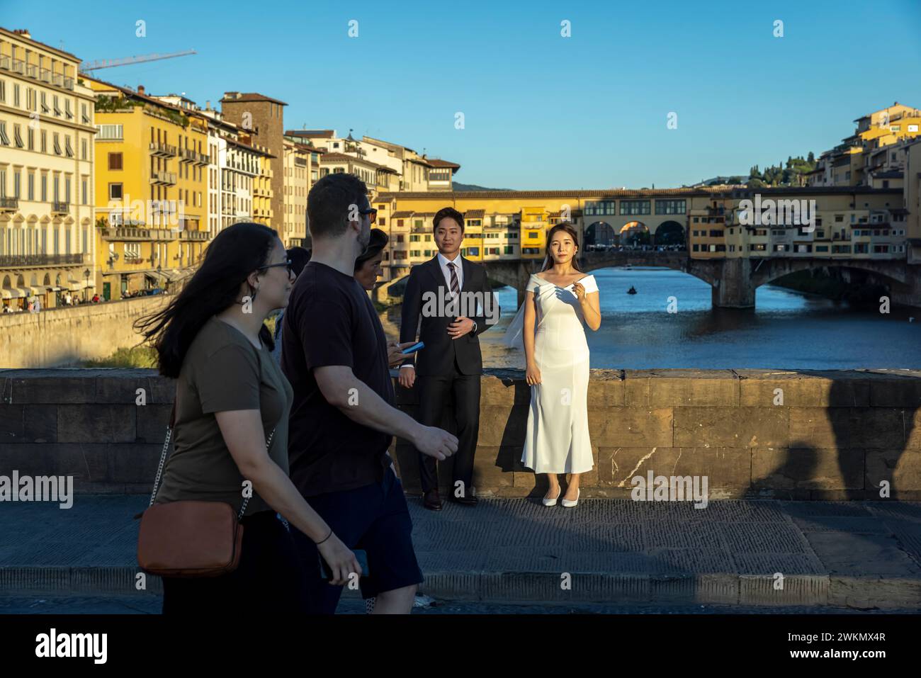Der Fluss Arno fließt über 150 km und ist vor allem für die Ponte Vecchio bekannt, eine prächtige Brücke aus dem Mittelalter, die als Archit gilt Stockfoto