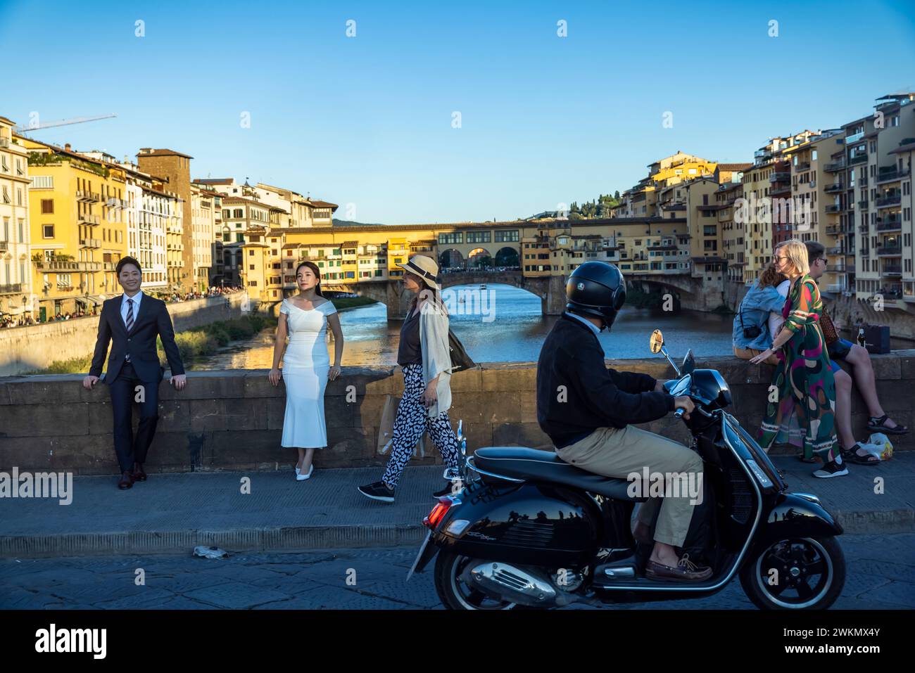 Der Fluss Arno fließt über 150 km und ist vor allem für die Ponte Vecchio bekannt, eine prächtige Brücke aus dem Mittelalter, die als Archit gilt Stockfoto