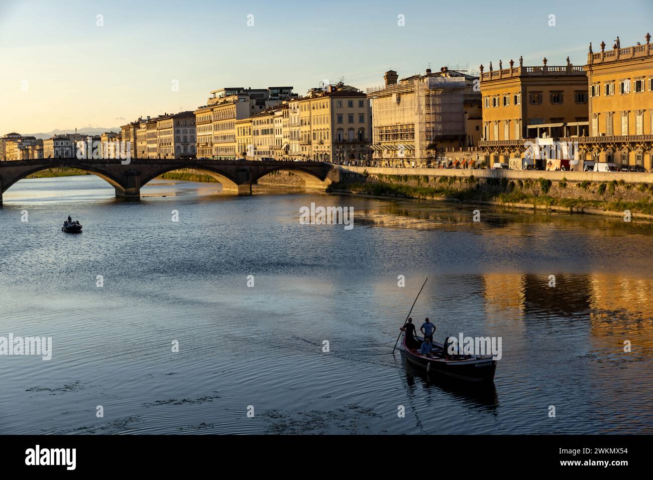 Der Fluss Arno fließt über 150 km und ist vor allem für die Ponte Vecchio bekannt, eine prächtige Brücke aus dem Mittelalter, die als Archit gilt Stockfoto