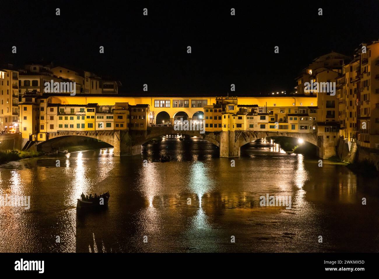 Der Fluss Arno fließt über 150 km und ist vor allem für die Ponte Vecchio bekannt, eine prächtige Brücke aus dem Mittelalter, die als Archit gilt Stockfoto