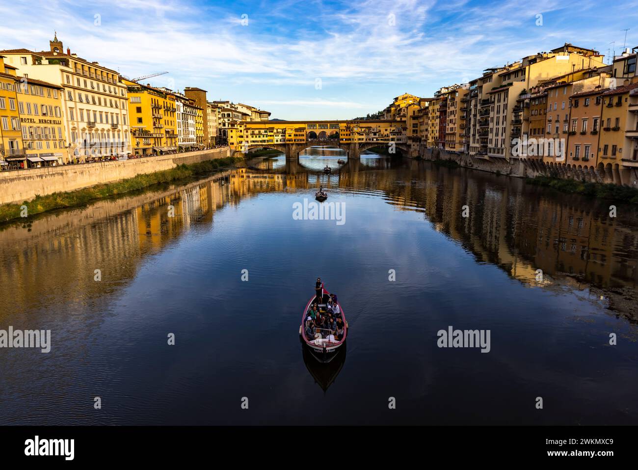 Der Fluss Arno fließt über 150 km und ist vor allem für die Ponte Vecchio bekannt, eine prächtige Brücke, die im Mittelalter erbaut wurde thatÕs und als Archit galt Stockfoto