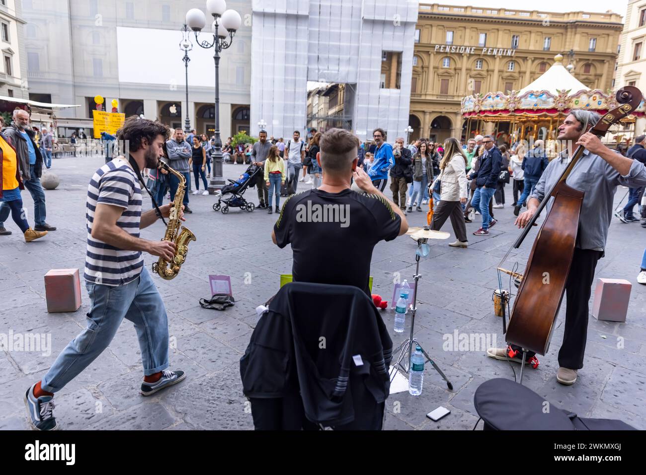 Busking in Italien ist eine altehrwürdige Tradition, bei der Musiker auf den Straßen spielen, um Trinkgeld zu erhalten. Stockfoto