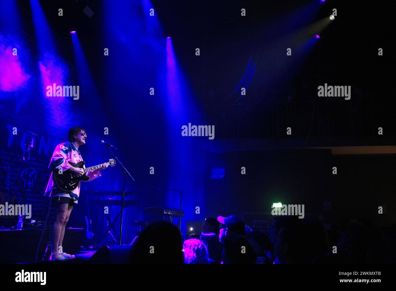 Die amerikanische Singer-Songwriterin Medium Build trat live im Hole44 in berlin auf, während sie Holly Humberstone auf Tournee unterstützte. Stockfoto