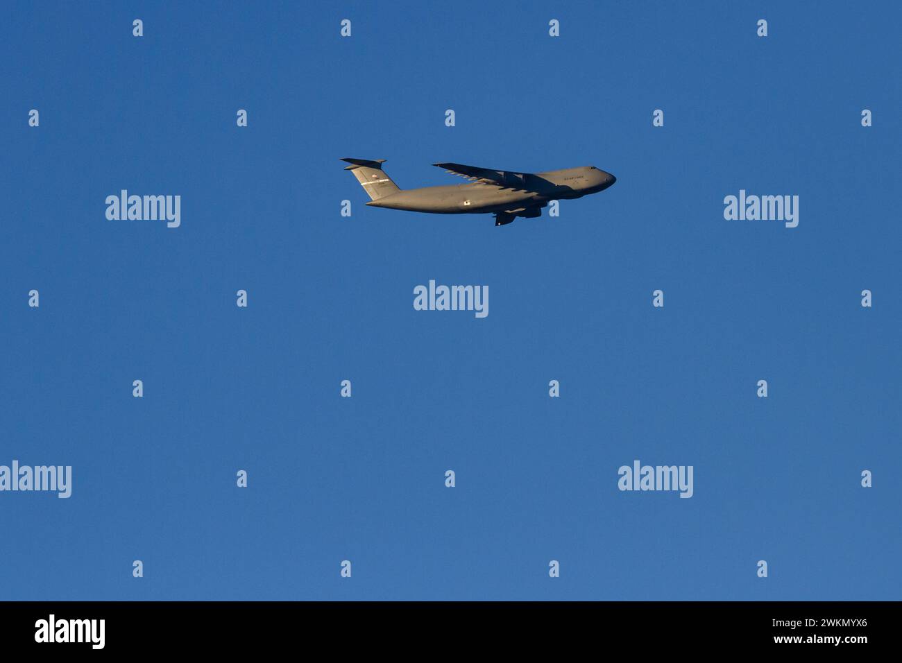 Eine Lockheed Martin C-5M Super Galaxy mit der United States Air Force über Kanagawa, Japan. Stockfoto
