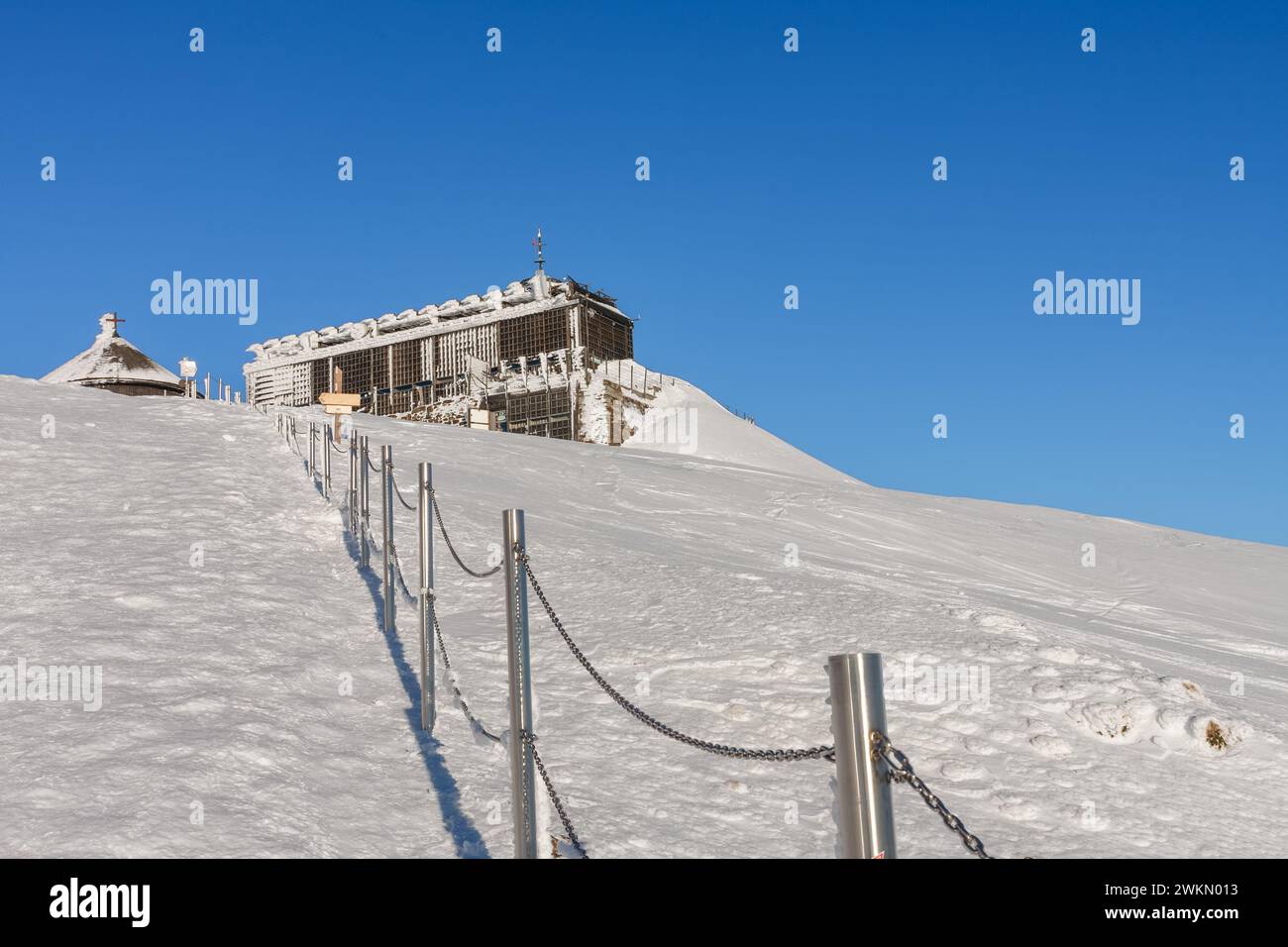 Stahlgeländerrohr mit Kette, Spitze des Weges zum Snezka vom rosa Berg, krkonose Berg, Holzgebäude des neuen Postamtes Stockfoto