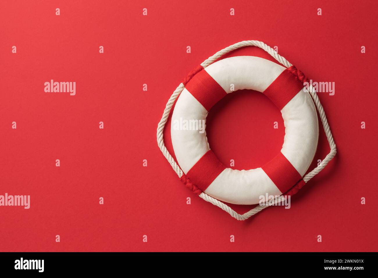 Lebenslauf auf rotem Hintergrund mit Kopierraum auf der linken Seite des Rahmens, Draufsicht Stockfoto