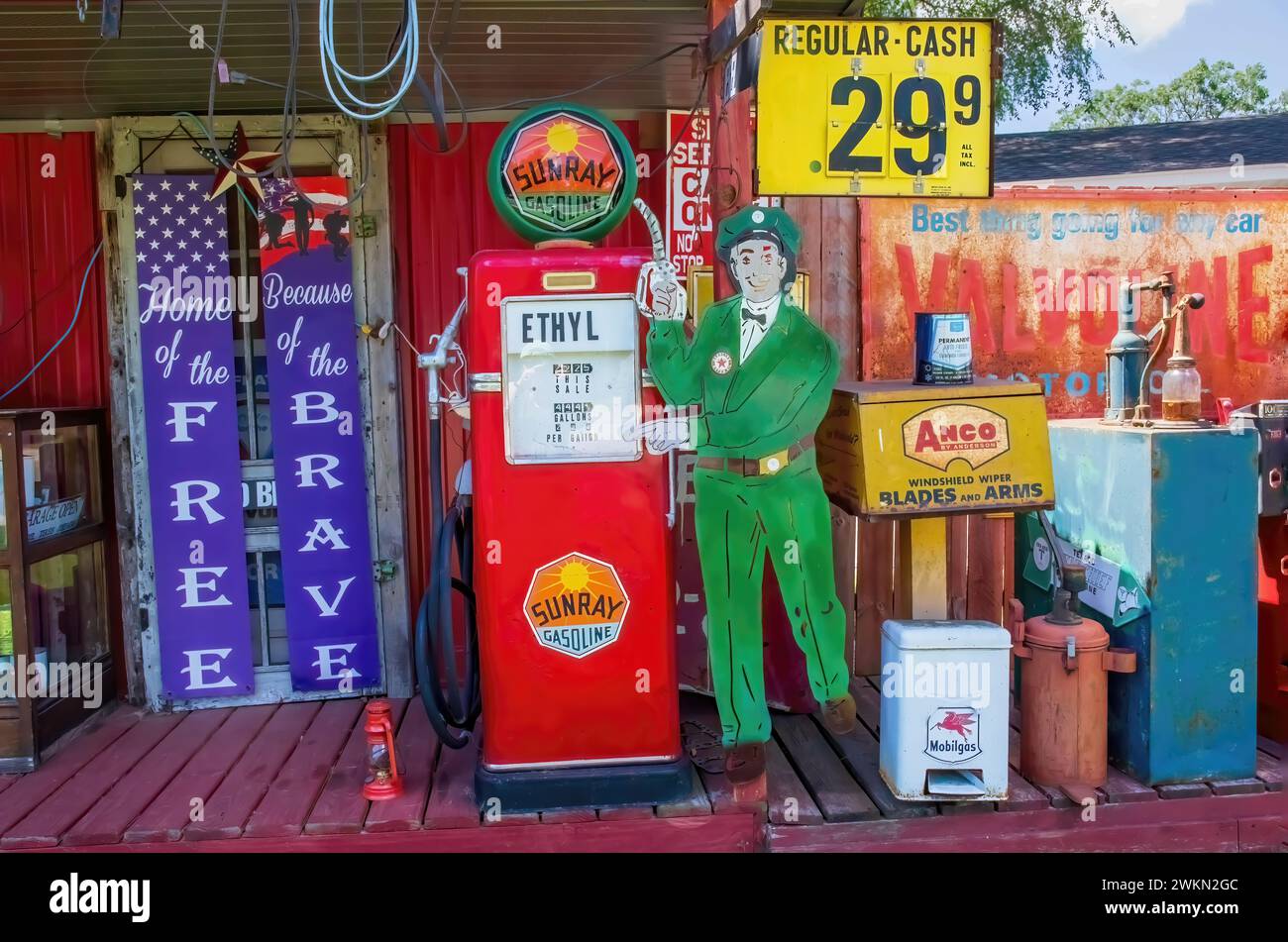 Vintage Skelly-Erinnerungsstücke und andere antike Autogegenstände auf einem Hof an einem Sommertag in St. Cloud, Minnesota, USA. Stockfoto