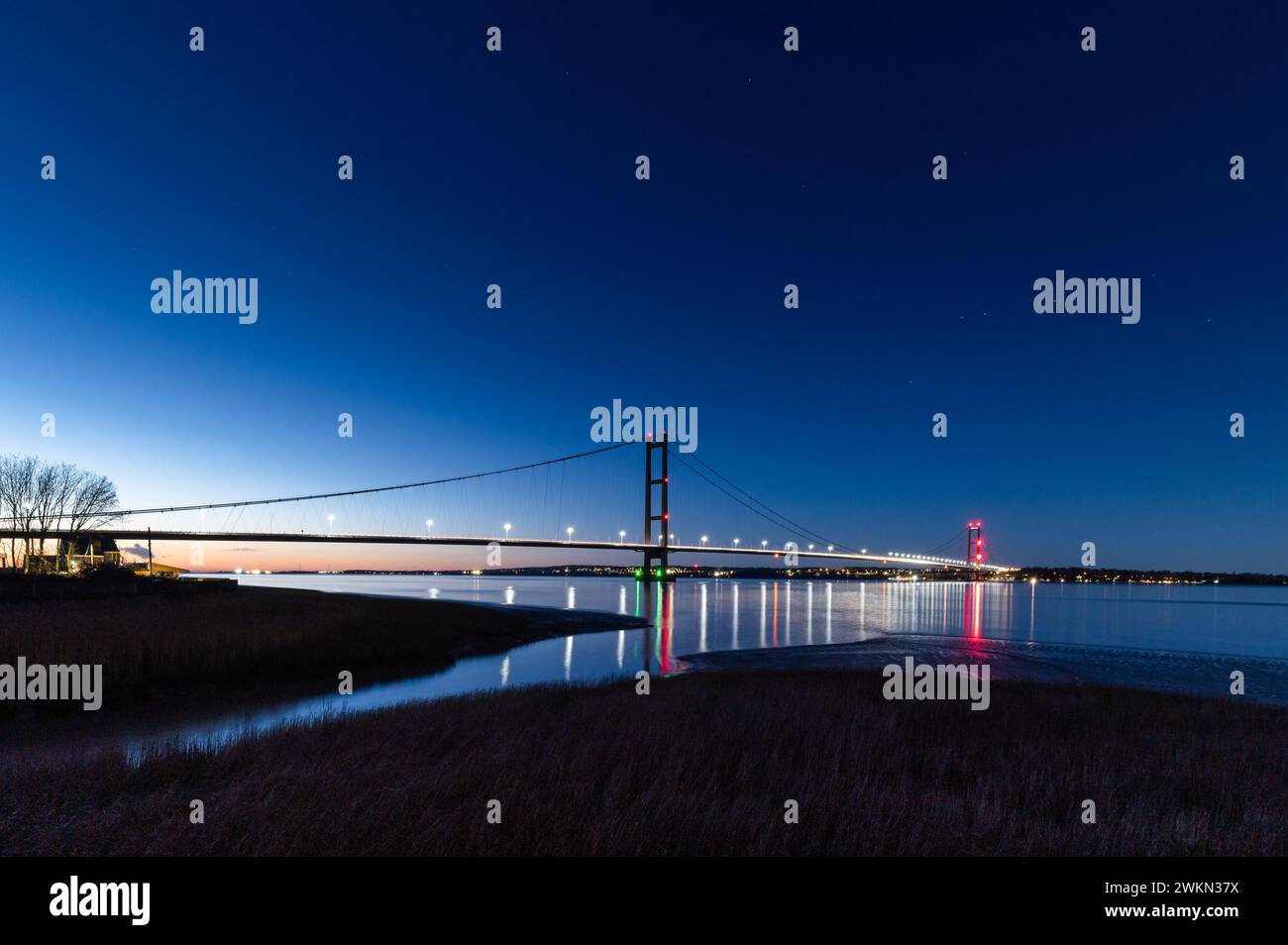 Die Humber Bridge, Kingston upon Hull, East Riding of Yorkshire, England. Eine 2,22 km lange, einspurige Straßenaufhängungsbrücke. Stockfoto