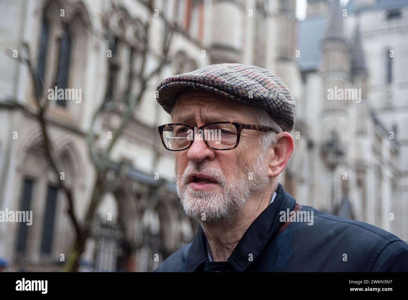 London, Großbritannien. Februar 2024. Jeremy Corbyn, ehemaliger Führer der Labour Party, sah während der Proteste vor dem Königlichen Gerichtshof ein Interview geben. Hunderte von Demonstranten versammelten sich am zweiten Tag des Prozesses vor dem Royal Court of Justice in London, Großbritannien. Die Demonstranten verlangten, die Änderungen aufzugeben und ihn freizulassen. (Foto: Krisztian Elek/SOPA Images/SIPA USA) Credit: SIPA USA/Alamy Live News Stockfoto