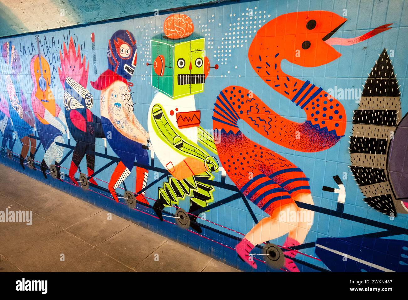 München, Deutschland - farbenfrohes Wandbild in einem Tunnel entlang der Isar Stockfoto