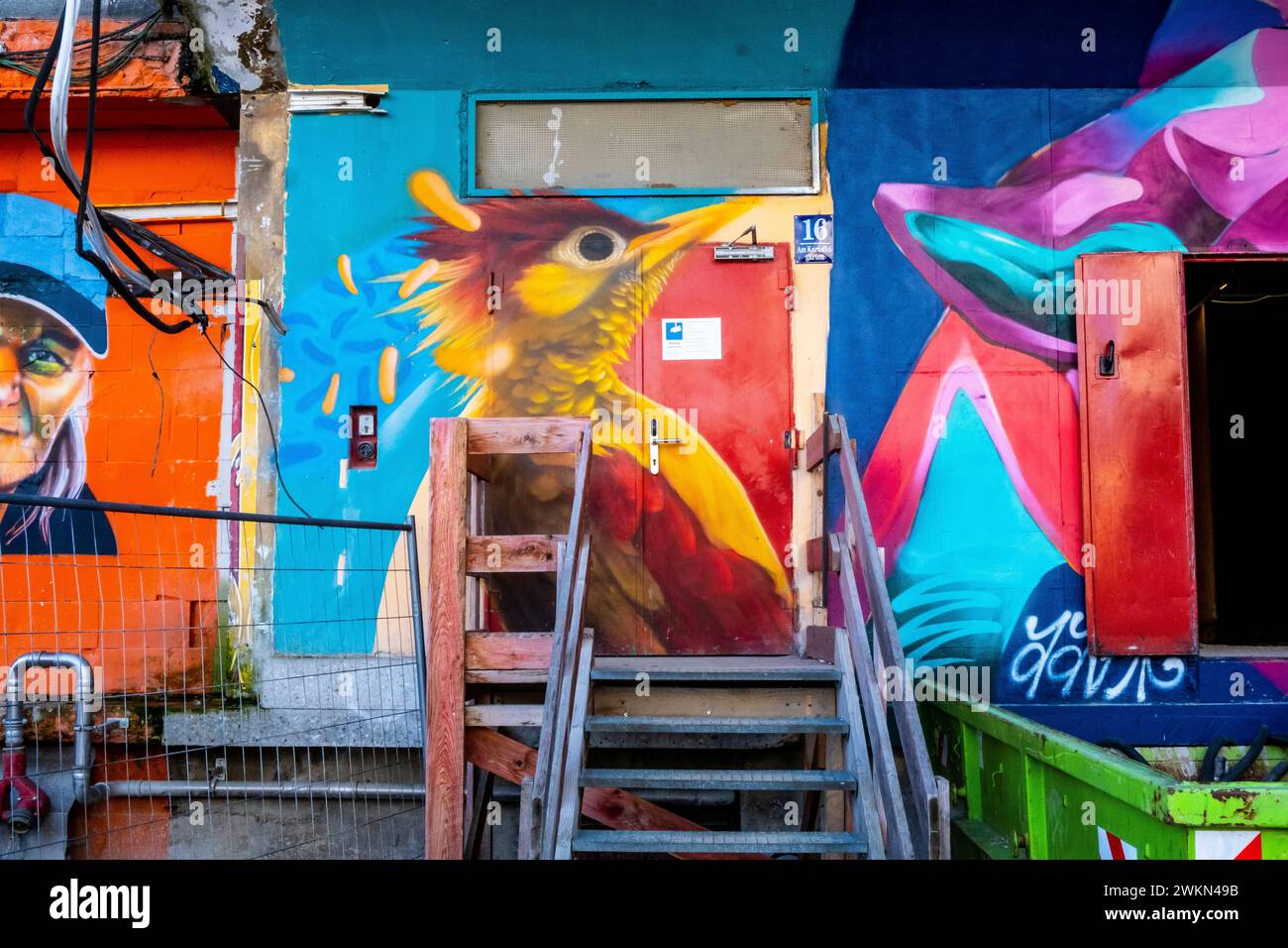 Farbenfrohes Wandbild eines Vogels im Werksviertel von München Stockfoto