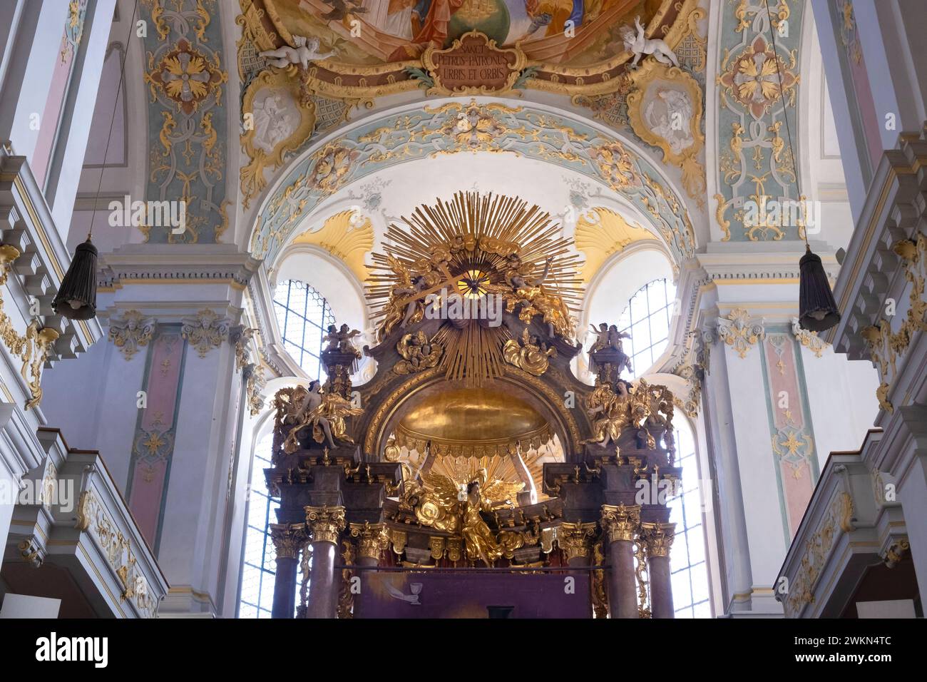 Barocke Innenausstattung der St. Peter-Kirche in München Stockfoto