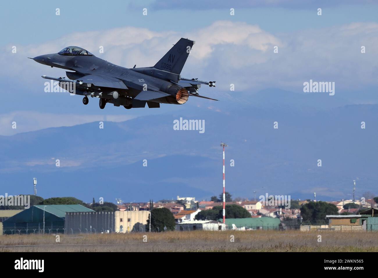 Die Vereinigten Staaten beabsichtigen, 12 ukrainische F-16-Piloten auszubilden 2024. Die Ausbildung der ukrainischen F-16-Piloten wird voraussichtlich zwischen Mai und August abgeschlossen sein. Im Bild: USAF General Dynamics F-16CM Fighting Falcon die USA planen die Ausbildung von 12 ukrainischen F-16 Piloten im Jahr 2024, die Ausbildung der ukrainischen F-16 Piloten wird voraussichtlich zwischen Mai und August abgeschlossen. Im Bild: General Dynamics F-16CM Fighting Falcon der USAF. Stockfoto