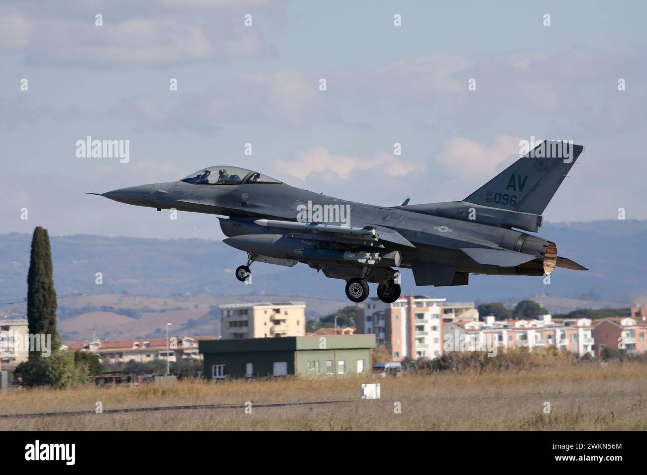 Die Vereinigten Staaten beabsichtigen, 12 ukrainische F-16-Piloten auszubilden 2024. Die Ausbildung der ukrainischen F-16-Piloten wird voraussichtlich zwischen Mai und August abgeschlossen sein. Im Bild: USAF General Dynamics F-16CM Fighting Falcon die USA planen die Ausbildung von 12 ukrainischen F-16 Piloten im Jahr 2024, die Ausbildung der ukrainischen F-16 Piloten wird voraussichtlich zwischen Mai und August abgeschlossen. Im Bild: General Dynamics F-16CM Fighting Falcon der USAF. Stockfoto