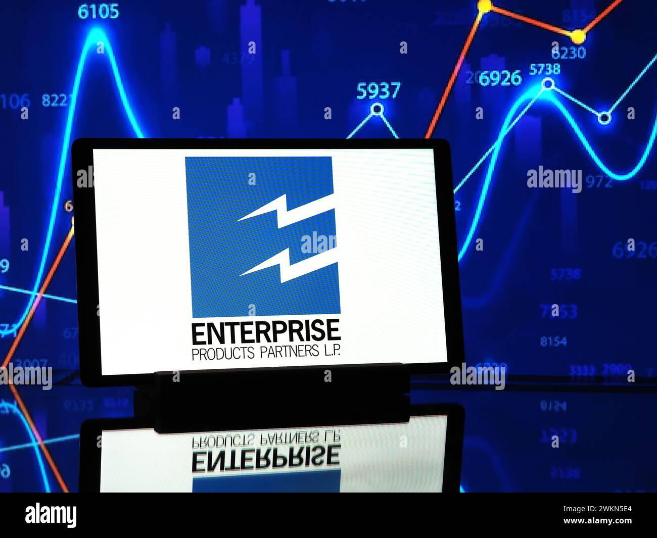 In dieser Fotoabbildung wird ein LP-Logo von Enterprise Products Partners auf einem Tablet angezeigt. Stockfoto