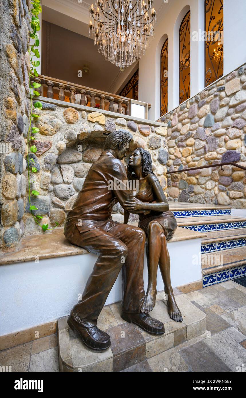 Bronzeskulptur von Richard Burton und Elizabeth Taylor am Eingang zu Casa Kimberly, einem luxuriösen Boutique-Hotel in Puerto Vallarta, Mexiko. Stockfoto