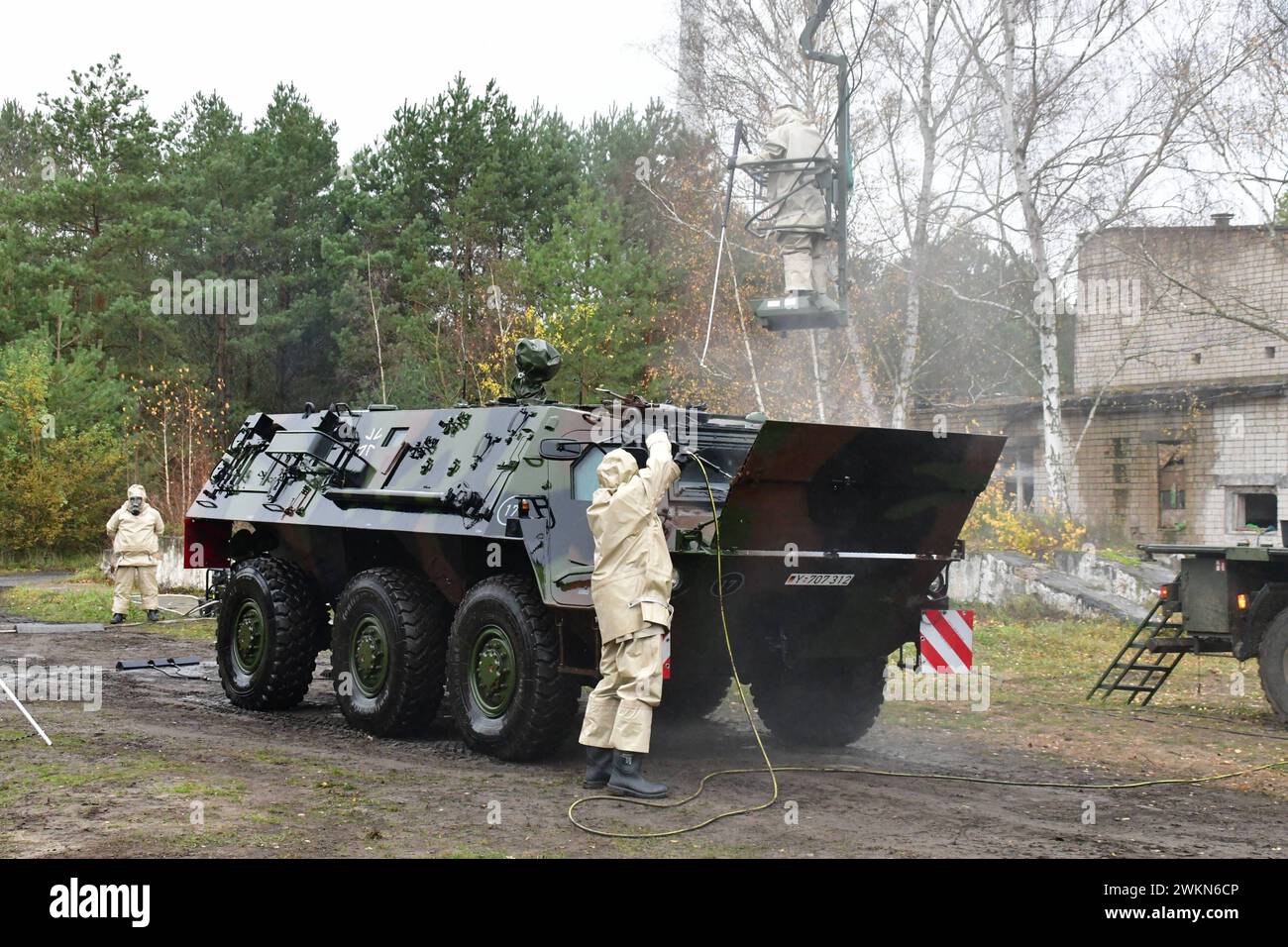 Entgiftung eines Transportpanzer Fuchs der Bundeswehr ein Transportpanzer Fuchs wird durch Soldaten der ABC Abwehrtruppe der Bundeswehr während einer Übung entgiftet. Das Fahrzeug wird mit Hochdruckreinigern und speziellen Zusätzen komplett abgewaschen. Hierbei tragen die Soldaten Schutzanzüge mit ABC-Schutzmasken. Während der Logistikübung Blue Lightning 2023 wurde von der Bundeswehr der Umschlag von Material, die Versorgung durchfahrender Kolonnen sowie der Betrieb einer logistischen Basis geübt. Mahlwinkel Sachsen-Anhalt Deutschland *** Dekontamination eines Panzertranspors der Bundeswehr Fuchs Stockfoto