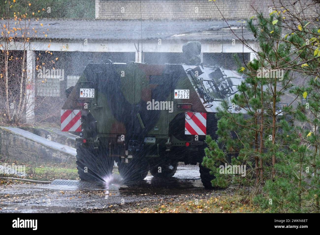 Entgiftung eines Transportpanzer Fuchs der Bundeswehr ein Transportpanzer Fuchs wird durch Soldaten der ABC Abwehrtruppe der Bundeswehr während einer Übung entgiftet. Das Fahrzeug wird mit Hochdruckreinigern und speziellen Zusätzen komplett abgewaschen. Hierbei tragen die Soldaten Schutzanzüge mit ABC-Schutzmasken. Während der Logistikübung Blue Lightning 2023 wurde von der Bundeswehr der Umschlag von Material, die Versorgung durchfahrender Kolonnen sowie der Betrieb einer logistischen Basis geübt. Mahlwinkel Sachsen-Anhalt Deutschland *** Dekontamination eines Panzertranspors der Bundeswehr Fuchs Stockfoto