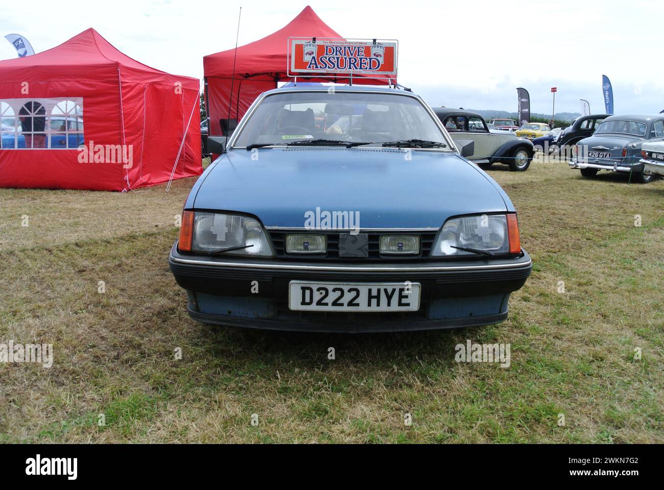 Ein 1987er Vauxhall Carlton 2000 parkte auf der 48th Historic Vehicle Gathering in Powderham, Devon, England, Großbritannien. Stockfoto