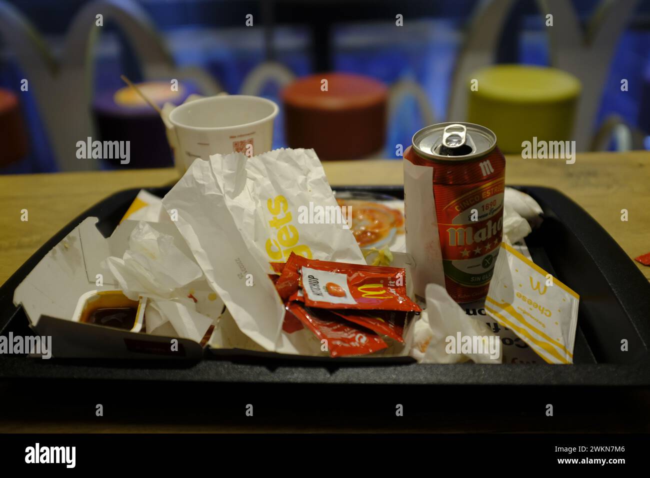Fastfood-Tablett mit Müll gefüllt Stockfoto