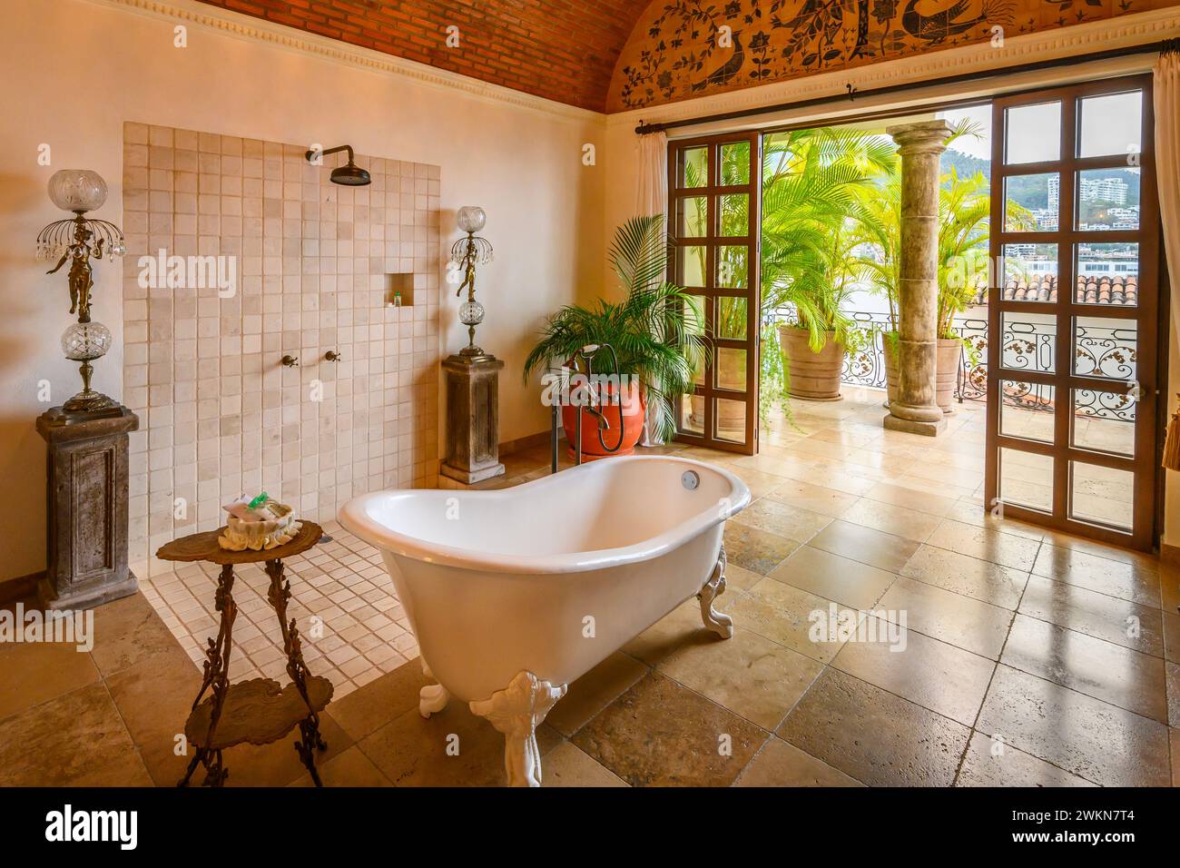 Badezimmer des Gästezimmers im Casa Kimberly, einem luxuriösen Boutique-Hotel in Puerto Vallarta, Mexiko. Stockfoto