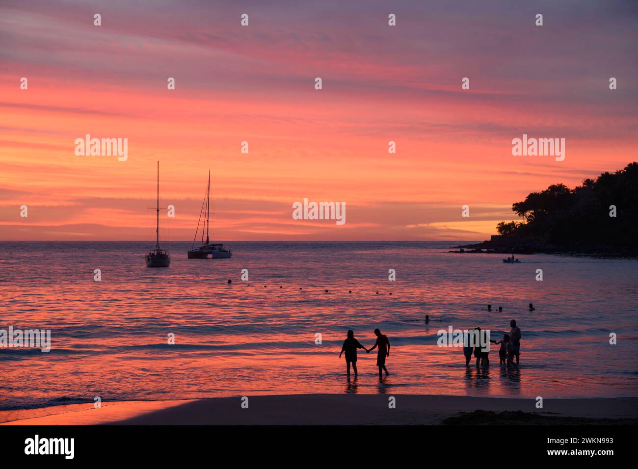 Strand und Boote bei Sonnenuntergang, Chacala, Nayarit, Mexiko. Stockfoto