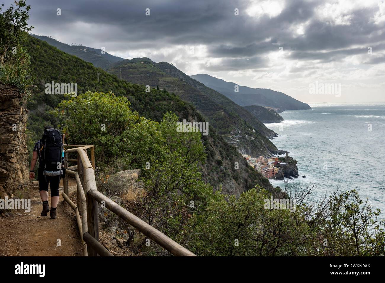 Ein Blick auf Vernazza, versteckt in den Klippen des Mittelmeers, wie der Wanderweg in Cinque Terre, der früher als Ziegenpfade diente. Die gemäßigten Stockfoto