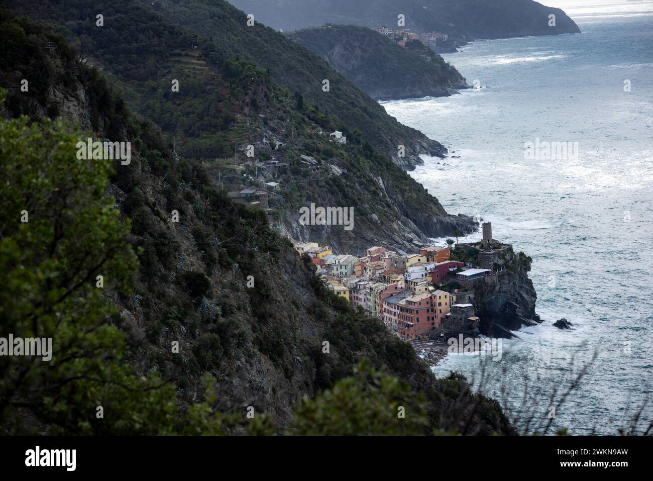 Ein Blick auf Vernazza, versteckt in den Klippen des Mittelmeers, wie der Wanderweg in Cinque Terre, der früher als Ziegenpfade diente. Die gemäßigten Stockfoto