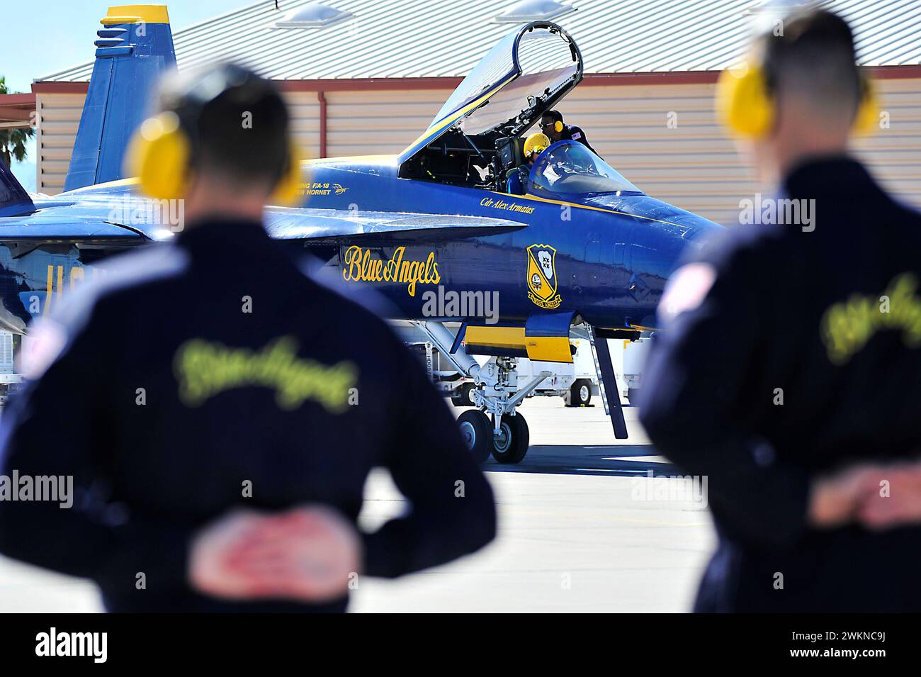 El Centro, Kalifornien, USA. Januar 2023. Cmdr. Alex Armatas, Kommandant und Flugführer der US Navy Flight Demonstration Squadron, die Blue Angels, bereitet sich auf den Start vor einem Trainingsflug über die Naval Air Facility (NAF) El Centro vor. Die Blue Angels führen derzeit Wintertrainings im NAF El Centro, Kalifornien, durch, um die kommende Flugschau-Saison 2023 vorzubereiten. (Kreditbild: © Michael Russell/U.S. Navy/ZUMA Press Wire) NUR FÜR REDAKTIONELLE ZWECKE! Nicht für kommerzielle ZWECKE! Stockfoto