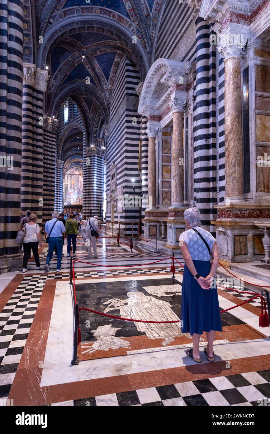 Der Boden im Duomo in Siena Italien ist ein Mosaik aus 59 geätzten und eingelegten Marmorplatten, die zwischen 1372 und 1547 geschaffen wurden. Der Boden ist mit Ausnahme von f bedeckt Stockfoto