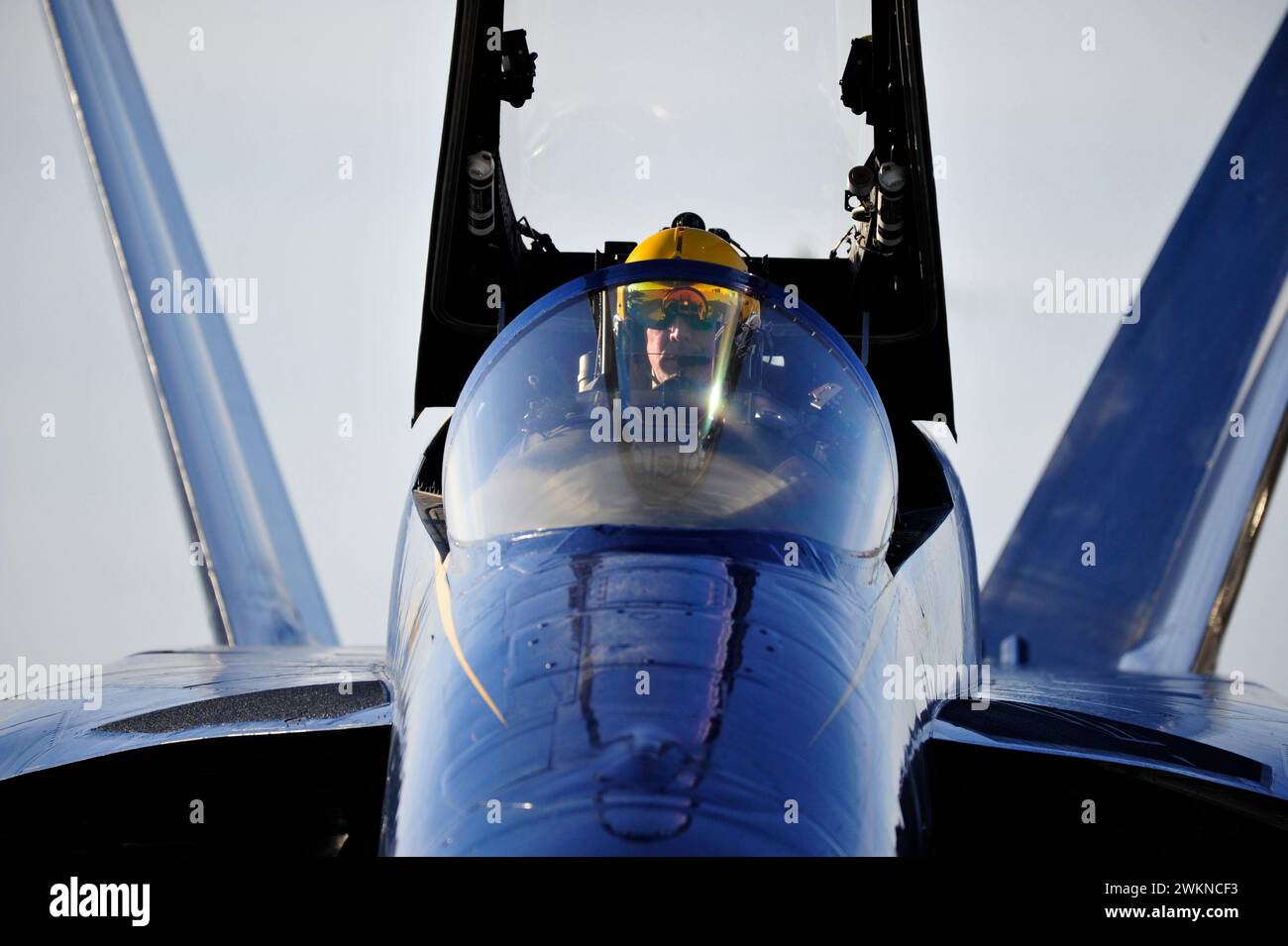El Centro, Kalifornien, USA. Januar 2023. Cmdr. Alex Armatas, Kommandant und Flugführer der US Navy Flight Demonstration Squadron, die Blue Angels, bereitet sich auf den Start vor einem Trainingsflug über die Naval Air Facility (NAF) El Centro vor. Die Blue Angels führen derzeit Wintertrainings im NAF El Centro, Kalifornien, durch, um die kommende Flugschau-Saison 2023 vorzubereiten. (Kreditbild: © Michael Russell/U.S. Navy/ZUMA Press Wire) NUR FÜR REDAKTIONELLE ZWECKE! Nicht für kommerzielle ZWECKE! Stockfoto