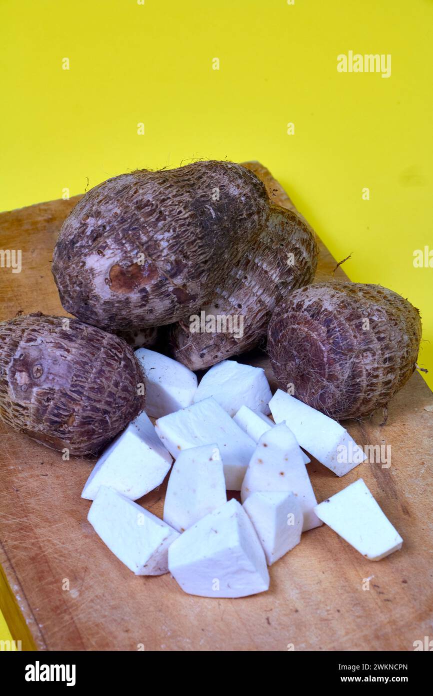 Großaufnahme von Taro-Wurzelgemüse, eddo malanga, Hand-Tischscheibe Stockfoto