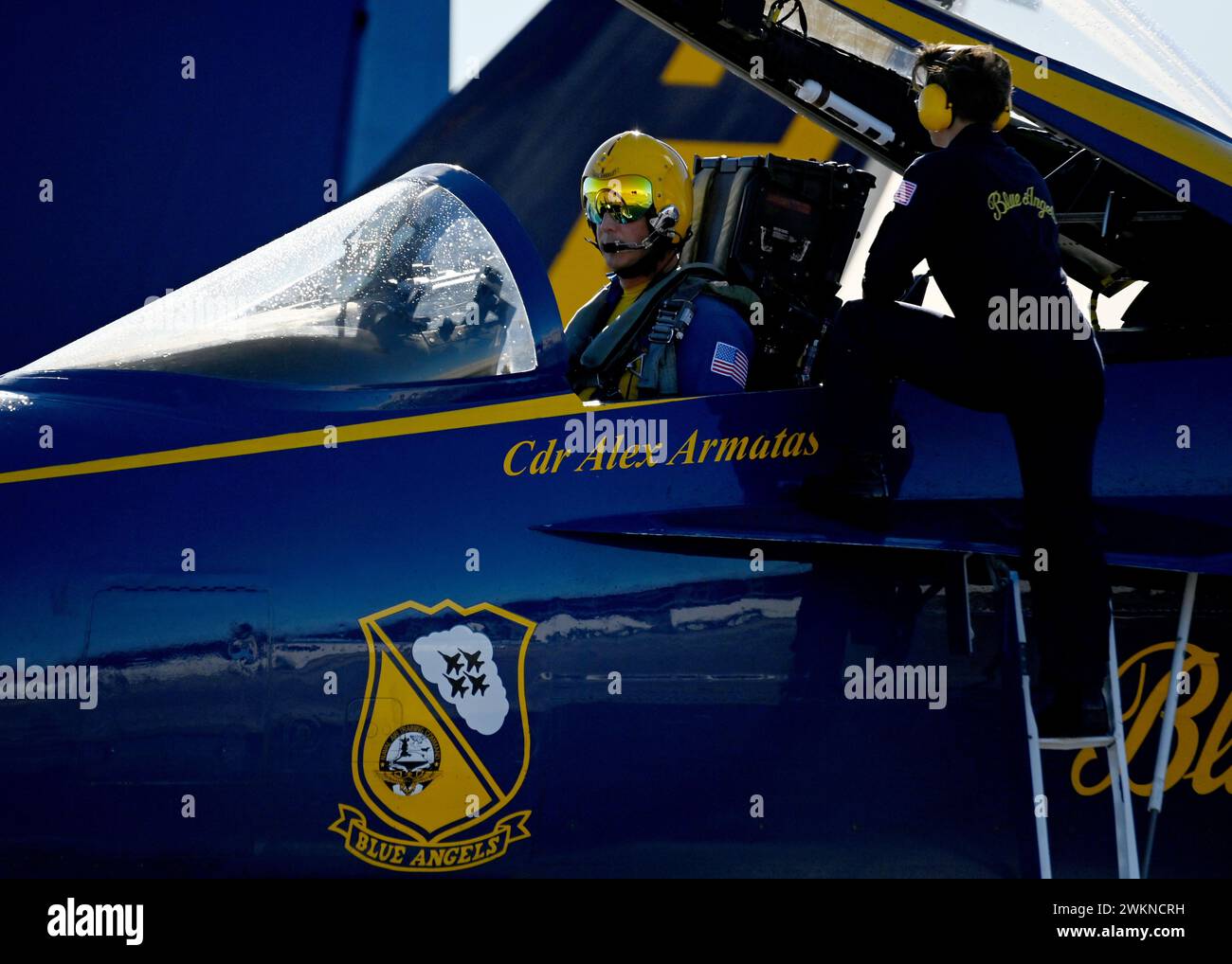 El Centro, Kalifornien, USA. Februar 2024. Cmdr. Alex Armatas, Kommandant und Flugführer der US Navy Flight Demonstration Squadron, die Blue Angels, bereitet sich auf den Start vor einem Trainingsflug über die Naval Air Facility (NAF) El Centro vor. Die Blue Angels führen derzeit Wintertrainings im NAF El Centro, Kalifornien, durch, in Vorbereitung auf die kommende Flugschau-Saison 2024 (Foto: © Michael Russell/U.S.) Navy/ZUMA Press Wire) NUR FÜR REDAKTIONELLE ZWECKE! Nicht für kommerzielle ZWECKE! Stockfoto