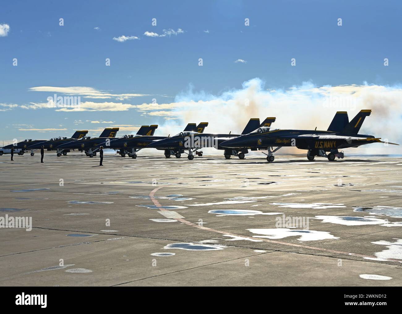 El Centro, Kalifornien, USA. Februar 2024. Die US Navy Flight Demonstration Squadron, die Blue Angels, bereiten sich auf den Start vor einem Trainingsflug über die Naval Air Facility (NAF) El Centro vor. Die Blue Angels führen derzeit Wintertraining in NAF El Centro, Kalifornien, durch, um die kommende Flugschau-Saison 2024 vorzubereiten. (Kreditbild: © Michael Russell/U.S. Navy/ZUMA Press Wire) NUR FÜR REDAKTIONELLE ZWECKE! Nicht für kommerzielle ZWECKE! Stockfoto