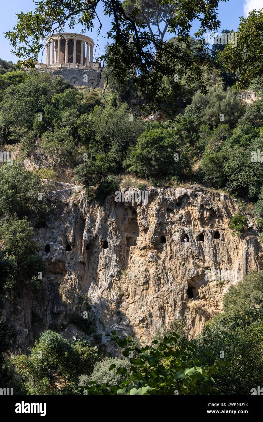 Parco Villa Gregoriana ist ein öffentlicher Ort in Tivoli am Fluss Aniene, der üppige Canyons, Höhlen, die sich durch die Klippen schlängeln und große umfasst Stockfoto